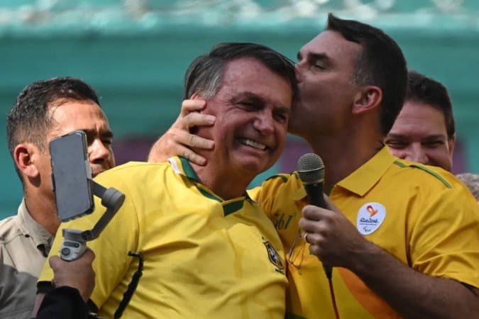Flávio Bolsonaro visita o pai nesta terça após suspensão de 90 dias