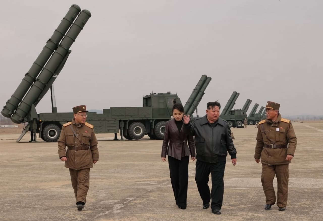 Coreia do Norte lança mísseis após teste hipersônico da Coreia do Sul